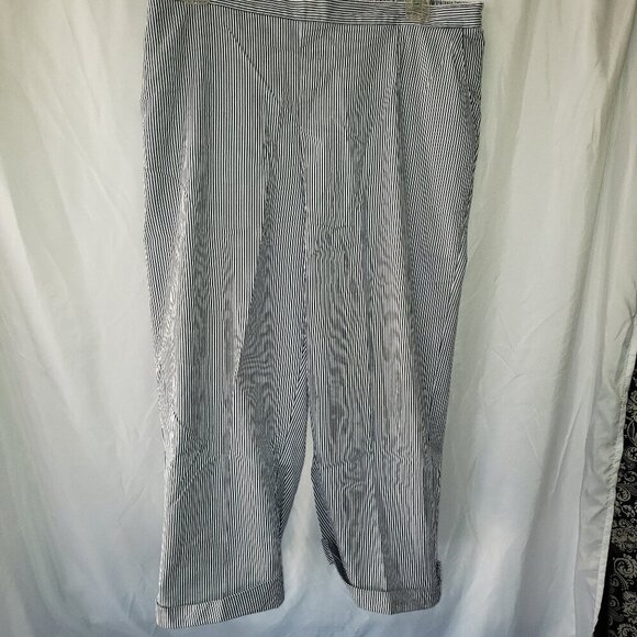 Alfred Dunner Women's Striped Straight Leg Pull-On Capris - 12 - Picture 1 of 3